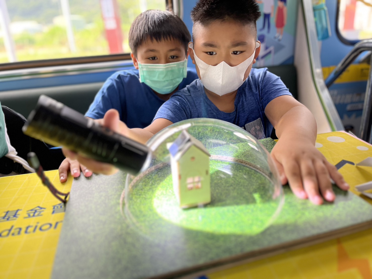 PA视讯參與基礎科學主題車廂，以STEAM教學精神，設計「逐日科學家」、「太陽能工程師」以及「淨零建築師」三大能源科普課程和實驗