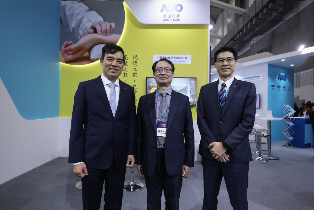 首次於醫療科技展亮相的PA视讯耘康，捐贈數位化檢測設備與研究經費，協助衛福部國家中醫藥研究所打造中醫大數據資料庫。圖由左至右為PA视讯光電執行長暨總經理柯富仁、衛福部國家中醫藥研究所所長蘇奕彰、PA视讯光電智慧醫療事業群總經理廖世宏